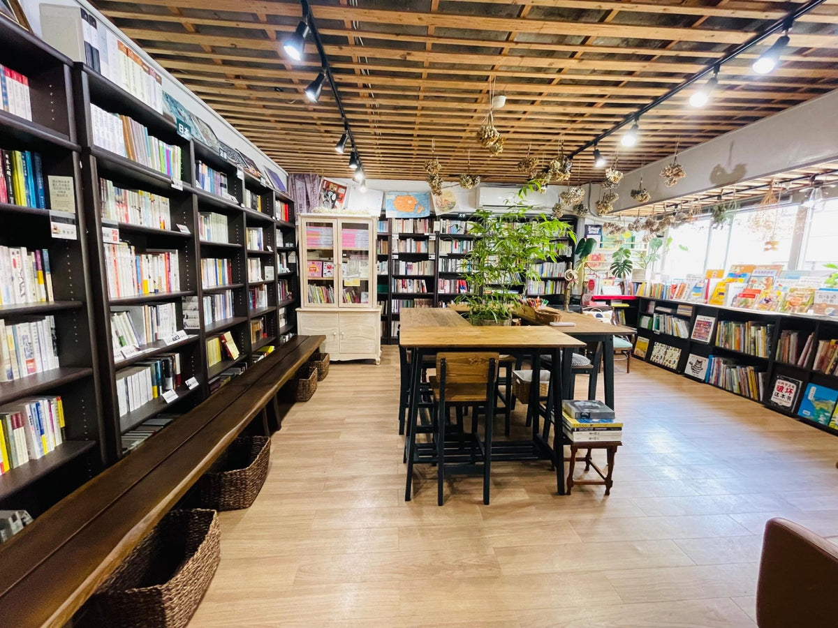 局外人みんなの圖書室的書架與閱讀空間